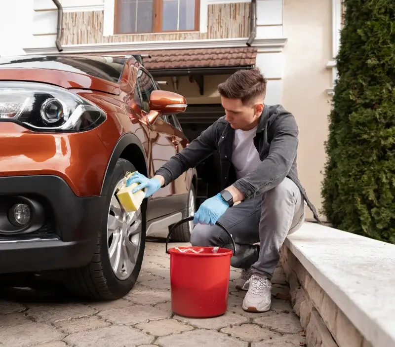 Lavage auto à domicile Pressignac-Vicq : professionnel intervenant sur un véhicule